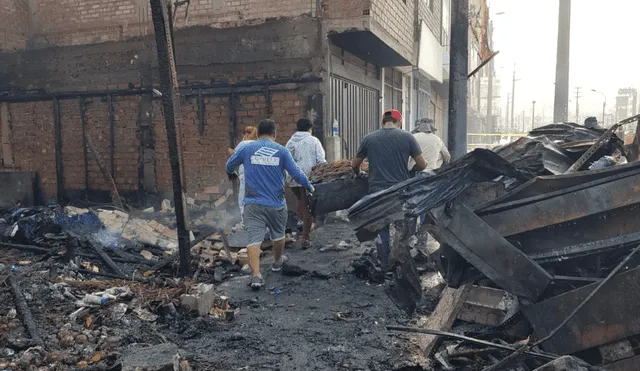 El incendio consumió el conglomerado comercial donde varias familias habían invertido sus ahorros de años. Foto: URPI / La República