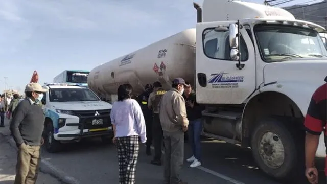 El accidente de tránsito se registró este jueves al promediar las 7.40 a. m., en el kilómetro 13 de la vía Arequipa a Yura. Foto: PNP