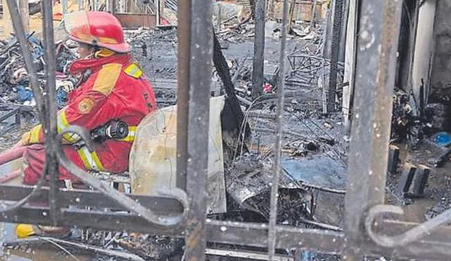 Los vecinos del lugar con ayuda de depósitos con agua lograron apagar las llamas. Foto: D Tumbes Noticias