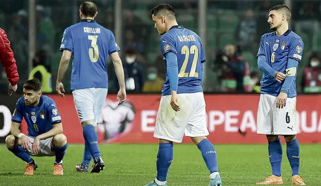 Golpe y dolor. El desconsuelo de los jugadores italianos tras el pitazo final. El campeón de Europa fuera del Mundial otra vez. Foto: EFE