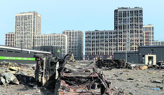 Bombardeo en Kiev. Así quedó el centro comercial que cubría Oksana Baulina cuando su auto fue alcanzado por un misil ruso. Foto: EFE