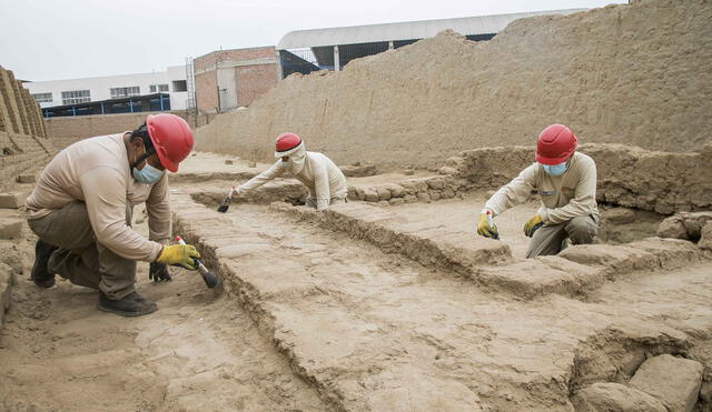 Personal especializado preserva los restos arqueológicos. Foto: DDCLL