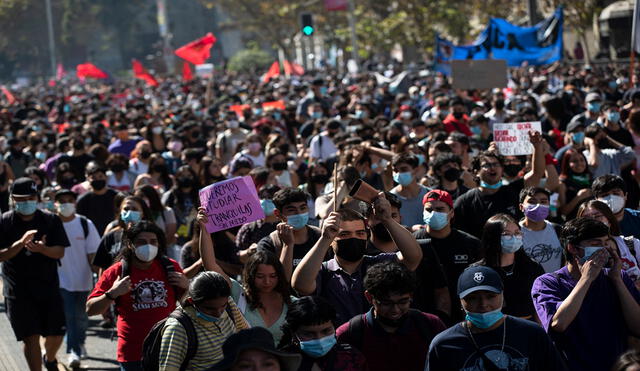 Miles de estudiantes secundarios y universitarios, convocados por diferentes organizaciones, participaron de una marcha para exigir ayudas ante el encarecimiento del costo de vida, en Santiago (Chile). Foto: EFE