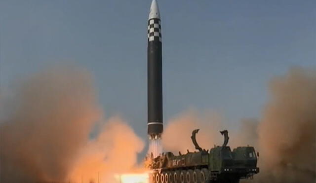 El misil más potente de Corea del Norte acaba de ser lanzado desde el aeropuerto de Pyongyang. Foto: captura video/EFE - Video: EFE
