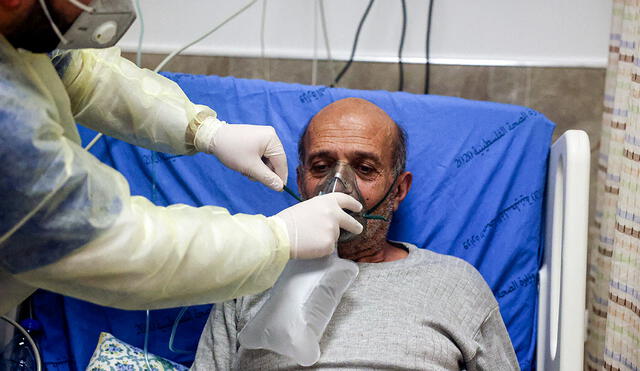 Un paciente con COVID-19 recibe atención médica en un hospital Palestino. Foto: AFP