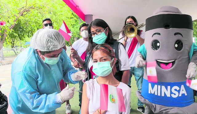 La del refuerzo. Menores deben ir acompañados de sus padres o un tutor. En Lima se habilitaron 14 vacunatorios que atenderán en horarios de 36 horas. Foto: difusión