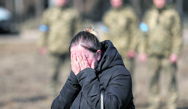 Dolor y muerte. Ucraniana llora en el entierro de su hijo muerto en combate con rusos. Foto: EFE