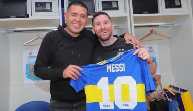 Juan Román Riquelme le obsequió la camiseta azul y oro a Lionel Messi. Foto: Instagram/@todosobreroman