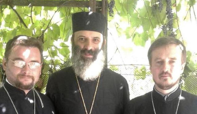 A la izquierda el sacerdote asesinado Rostyslav Dudarenko y a la derecha su compañero sacerdote y amigo Serhii Tsoma. Foto: BBC