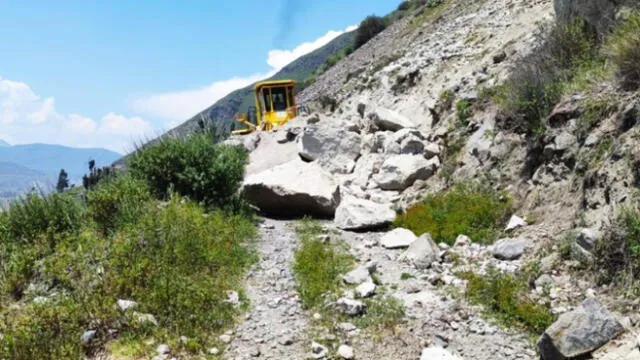 Deslizamientos de rocas y lodo por sismos provocaron obstrucción de vías. Foto: GORE Arequipa