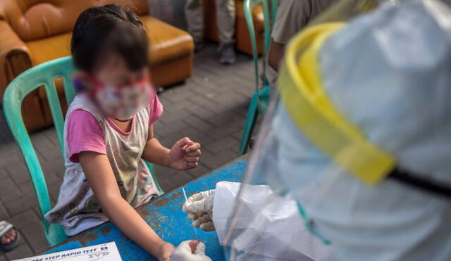 La subvariante de ómicron BA.2 es más grave en los niños cuando estos no han sido vacunados o infectados previamente. Foto: Juny Kriswanto / AFP