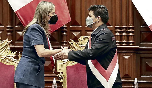 ¿Encuentro? Oposición busca que el presidente vaya al Pleno y responda por cuestionamientos. El entorno de Castillo aún debate si conviene su asistencia. Foto: SEPRES