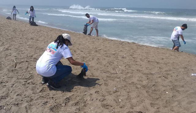 Ciudadanos limpian playas en Chorrillos. Foto: difusión