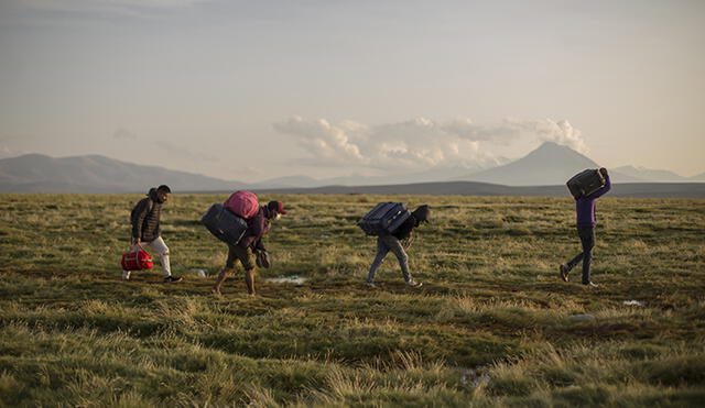 Migrantes cruzan de manera irregular a Chile desde la frontera con Bolivia. Foto: AFP/referencial