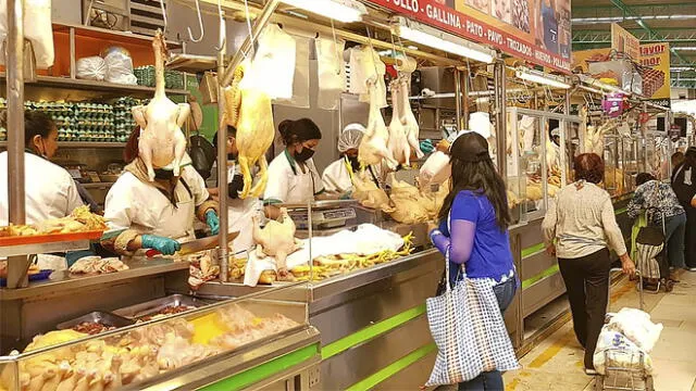 El bloqueo de carreteras podría impactar en el suministro de productos cercanos como el pollo que se lleva a los mercados desde La Joya o Mollendo. Foto: URPI/Wilder Pari