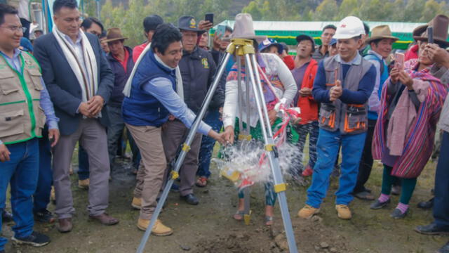 Gobernador Henry Borja dio inicio a obra de construcción de canal de riego. Foto: GRA.