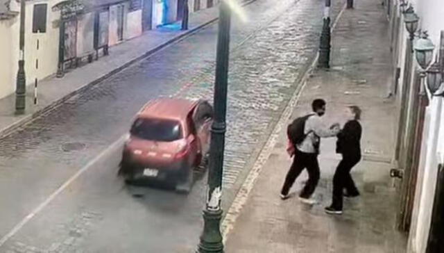 La joven caminaba cerca del templo Coricancha cuando fue sorprendida por el ladrón. Foto: captura cámaras de seguridad