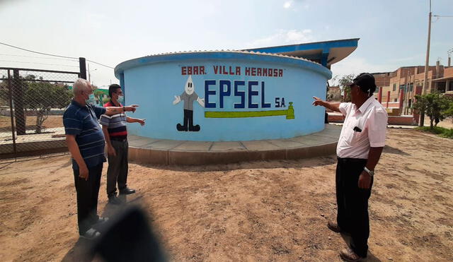 Pobladores señalan la cámara de bombeo que emana olores fétidos en Villa Hermosa. Foto: Carlos Vásquez Romero / La República