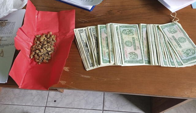 Los billetes antiguos y las pepitas fueron encontradas en el vehículo donde iban los sujetos. Foto: PNP