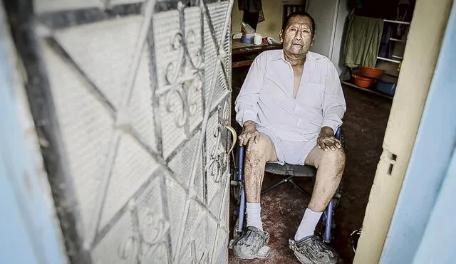 Sobrevivir. Jorge Rodríguez es un jubilado de la ONP que, además de su invalidez, sufre de diabetes y artrosis. La pensión no le alcanza para cubrir sus gastos. Foto: John Reyes/La República