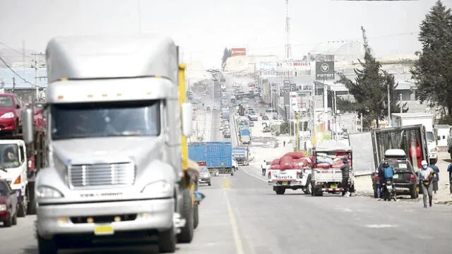 Protesta. Camioneros afiliados a GNTC acatan paro indefinido. Anuncian que vehículos se colocarán  a un lado de las vías. Foto: Archivo La República