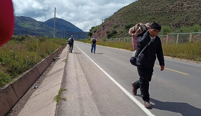 Los viajeros caminaron para llegar a sus destinos. Foto: URPI/Alexander Flores