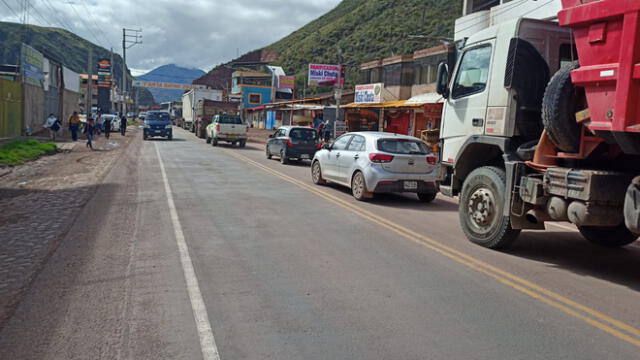 Camioneros afiliados a GNTC acatan paro indefinido. Anuncian que vehículos se colocarán a un lado de las vías. Foto: Alexander Flores / URPI-LR