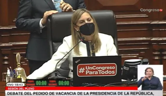 La presidenta del Congreso, María del Carmen Alva, preside la sesión de debate presidencial contra Pedro Castillo. Foto: captura Parlamento.