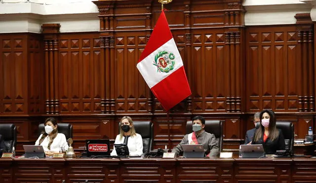 Integrantes de la Mesa Directiva del Congreso (Lady Camones, María del Carmen Alva y Lady Camones) en compañía del jefe de Estado peruano, Pedro Castillo. Foto: Presidencia.