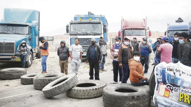 Bloqueo. En vía de Evitamiento de Arequipa, camioneros colocaron llantas para evitar el paso de transportistas. Foto: La República