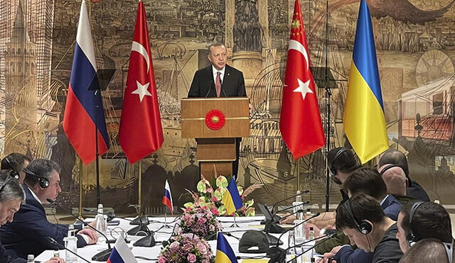 El presidente turco Erdogan (centro) dirigiéndose a las delegaciones rusa (izquierda) y ucraniana (derecha) antes de sus conversaciones. Foto: EFE
