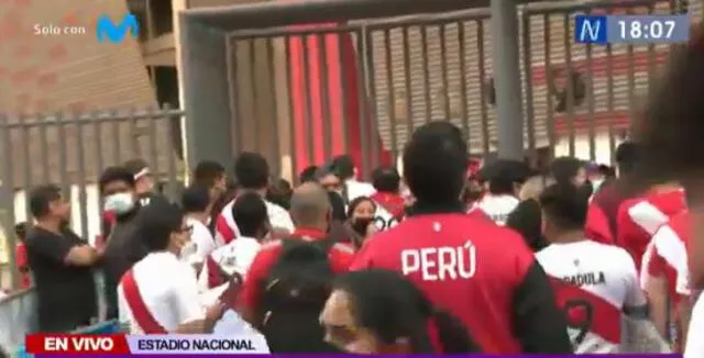 Hinchas exigen ingresar al Estadio Nacional. Foto: captura / Canal N