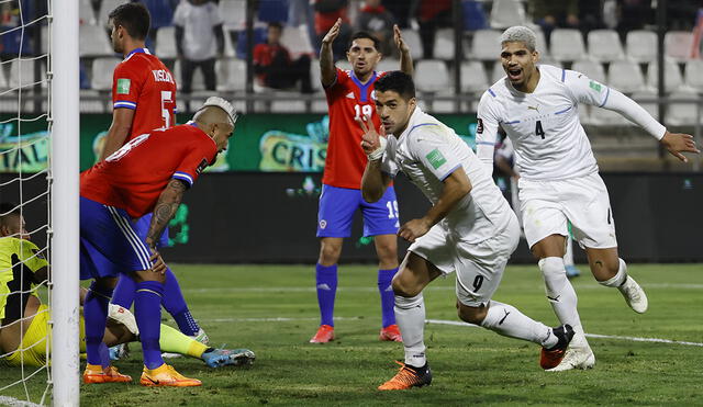 Luis Suárez anotó un golazo de chalaca ante Chile en el cierre de las Eliminatorias a Qatar 2022. Foto: EFE