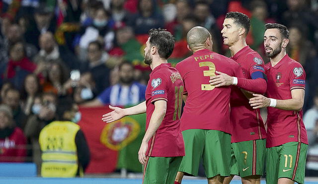 Celebración. Festejo de los portugueses Bruno Fernandes, Pepe y Cristiano tras el final. Foto: EFE