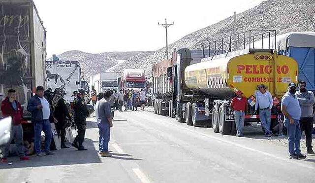 Kilómetro 48. Punto de la Panamericana Sur, repartición de los destinos Arequipa, Moquegua y Tacna. Los camiones, con productos perecibles, se encuentran varados. Foto: La República
