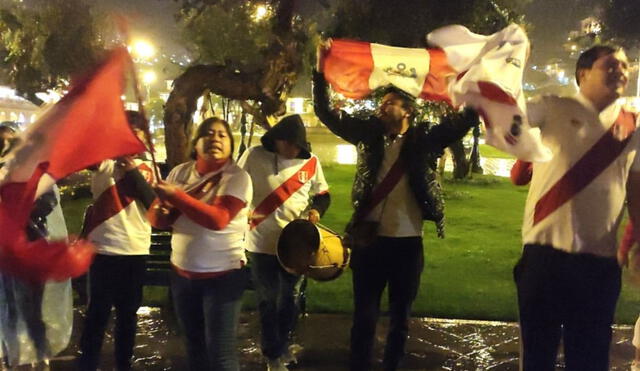 Hinchas entonaron canciones dedicadas a la Bicolor. Foto: Andina