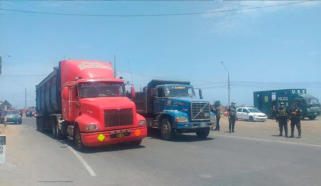 Vehículos se trasladaron al cruce de Salaverry, donde realizan la protesta contra alza de combustibles. Foto: Yolanda Goicochea/URPI-LR