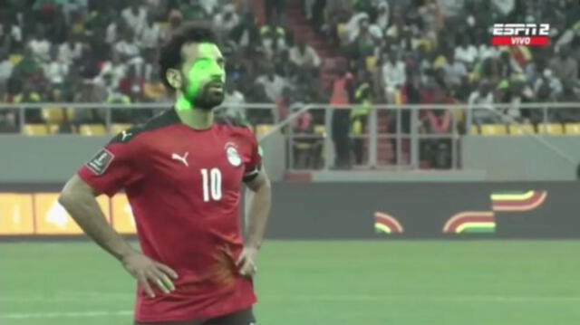 Momento donde Salah es apuntando con láseres en la ejecución de su penal. Foto: ESPN