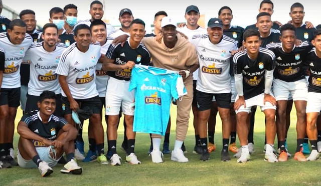 Luis Advíncula visitó las instalaciones de Sporting Cristal, luego del triunfo de Perú. Foto: captura Sporting Cristal