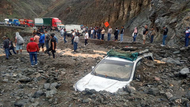 Derrumbe sepultó vehículo, pero no se reportaron heridos. Foto: difusión