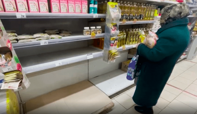 Algunos supermercados han aplicado el límite sobre la cantidad que los clientes pueden comprar de algunos productos como trigo, arroz, pañales y pollo. Foto: captura de video / CNN