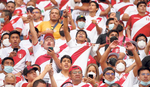 Te daré la vida. “Eres muy grande, lo seguirás siendo/Pues todos estamos contigo, Perú”, a una sola voz se entonó en el estadio este himno popular criollo. Foto: FPF