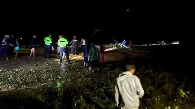 Efectivos del puesto policial de Tacabamba rescatan a dos personas atrapadas en el río Tacabambino. Foto: Andina Radio.