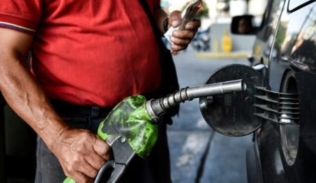 Para comprar gasolina subsidiada se debe contar con saldo en cualquiera de los monederos de la Plataforma Patria. Foto: AFP