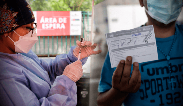 Vacunación continúa baja en Perú. Desde el 1 de abril, tercera dosis será obligatoria para los mayores de 18. Foto: Composición La República
