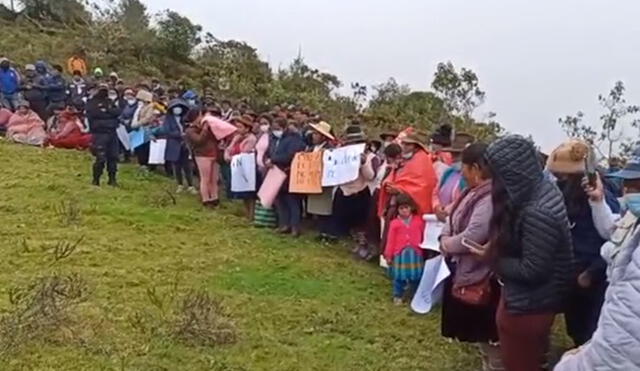 Pobladores acudieron a la zona donde la mujer y su hija fueron encontradas muertas. Foto: Captura Facebook Callo Huaman Dilman