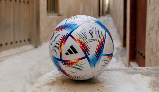 El balón tiene certificación FIFA Quality Pro y predomina el color blanco con destellos naranjas y celestes. Foto: FIFA.