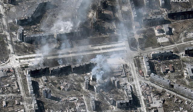 Urbe en llamas. Imagen satelital de los incendios provocados por los violentos enfrentamientos en las calles de Mariúpol. Foto: difusión.