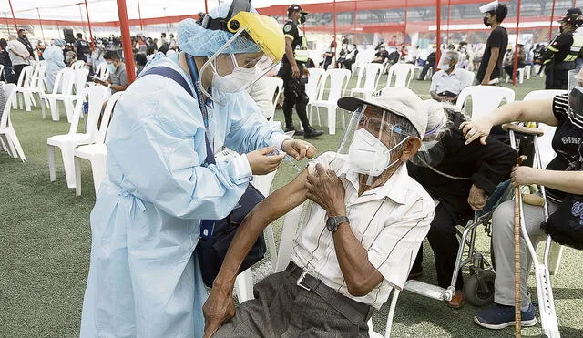 Todos los vacunatorios de Lima Metropolitana y Callao estarán habilitados para dar la cuarta dosis a todo aquel que lo requiera. Foto: LR
