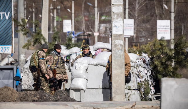 Voluntarios toman posición en un puesto de control en Stoyanka  en medio de la invasión rusa de Ucrania. Foto: AFP